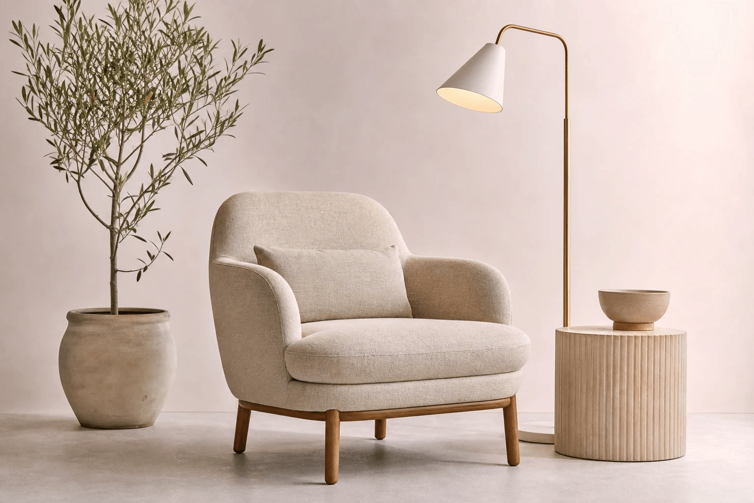 Interieurset met stoel, bijzettafel, lamp en plant