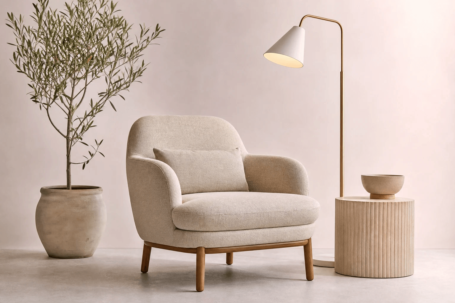 Interieurset met een fauteuil, lamp, bijzettafel en plantenpot op schaal