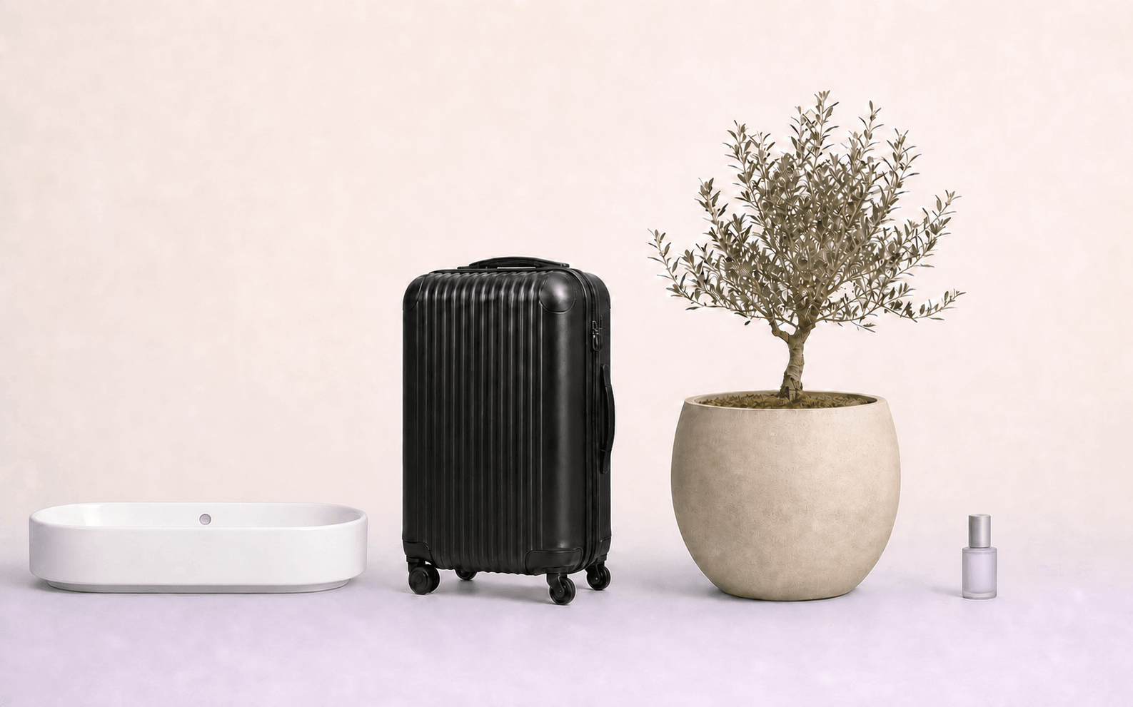 Een waskom, koffer, plantenpot en parfumflacon op herkenbare schaal
