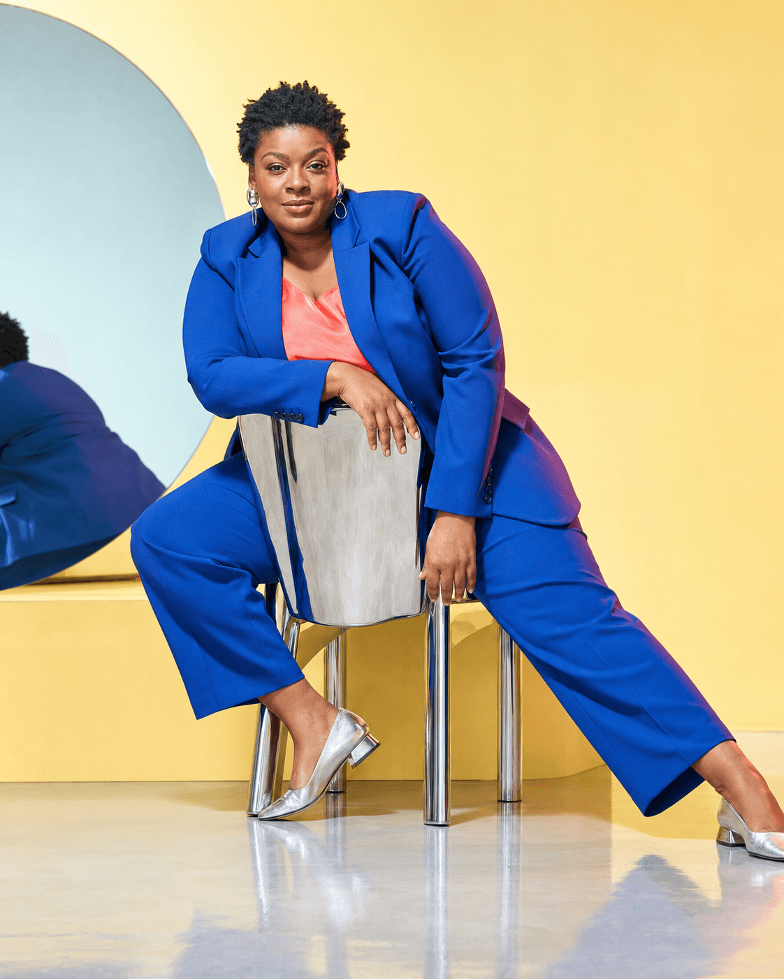 AI-huismodel in blauw pak op een chromen stoel