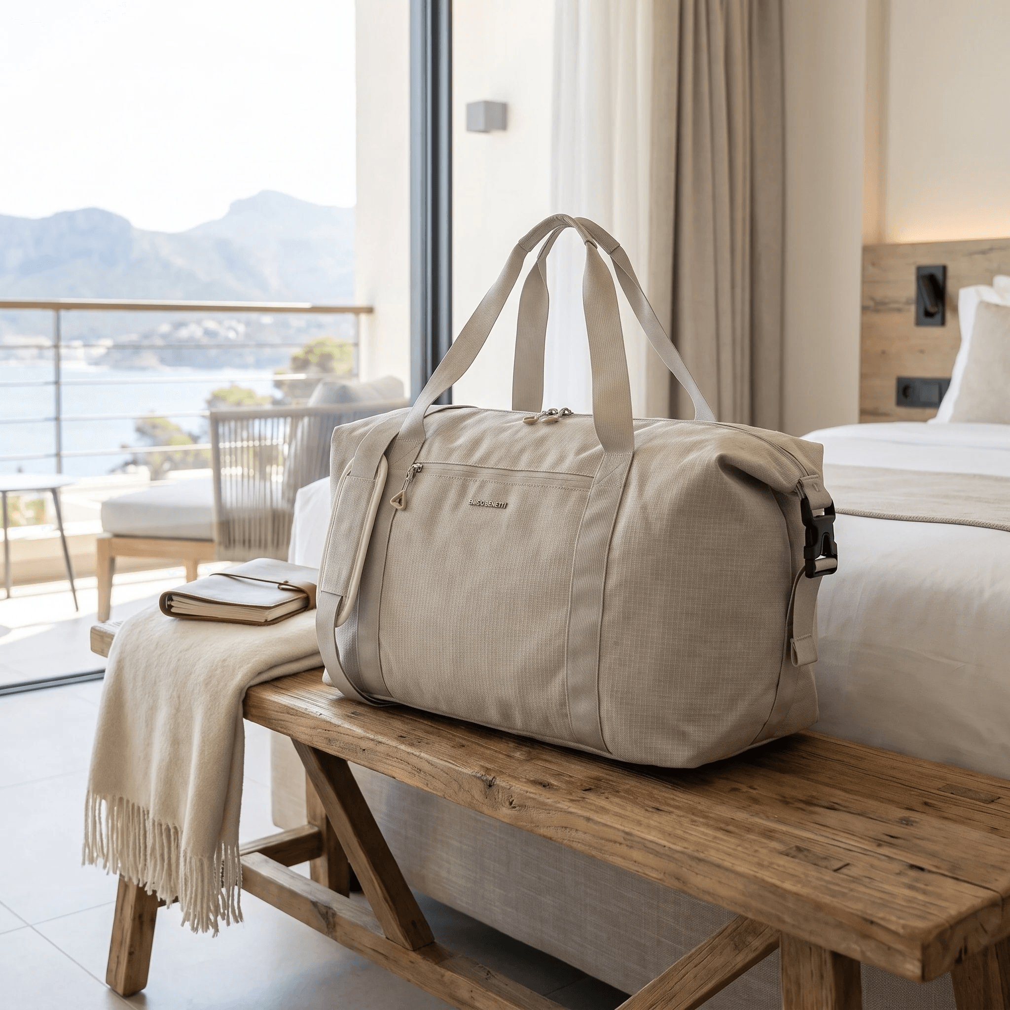 Beige Enrico Benetti-weekendtas in een lichte hotelkamer, gegenereerd vanuit een Duifhuizen-packshot