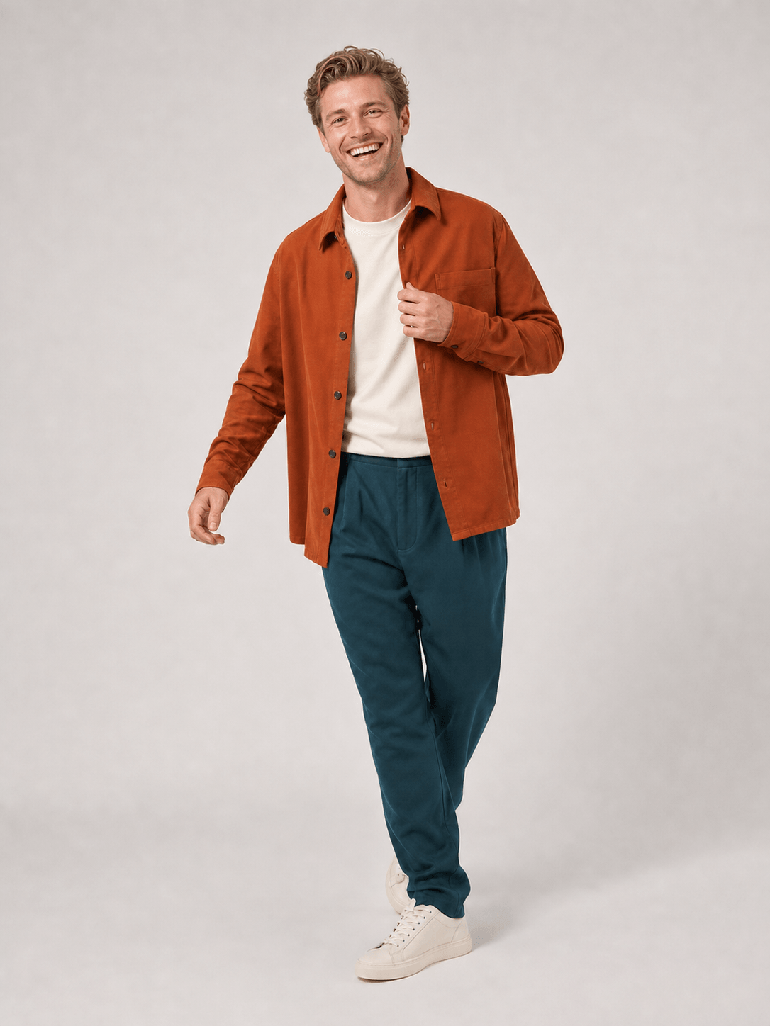 Dezelfde kleding en looppose met het vaste AI-huismodel