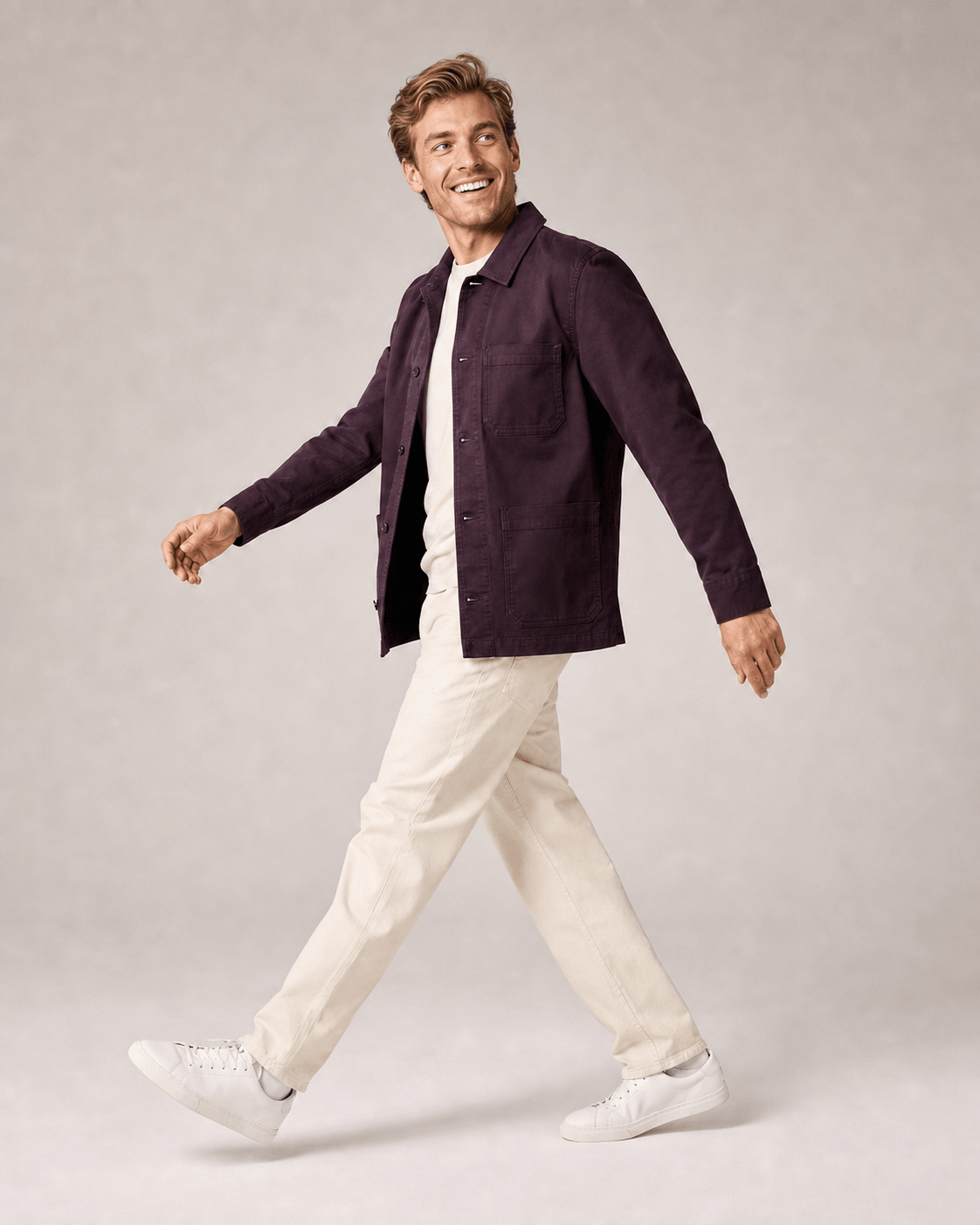 Dezelfde kleding en looppose met het vaste AI-huismodel