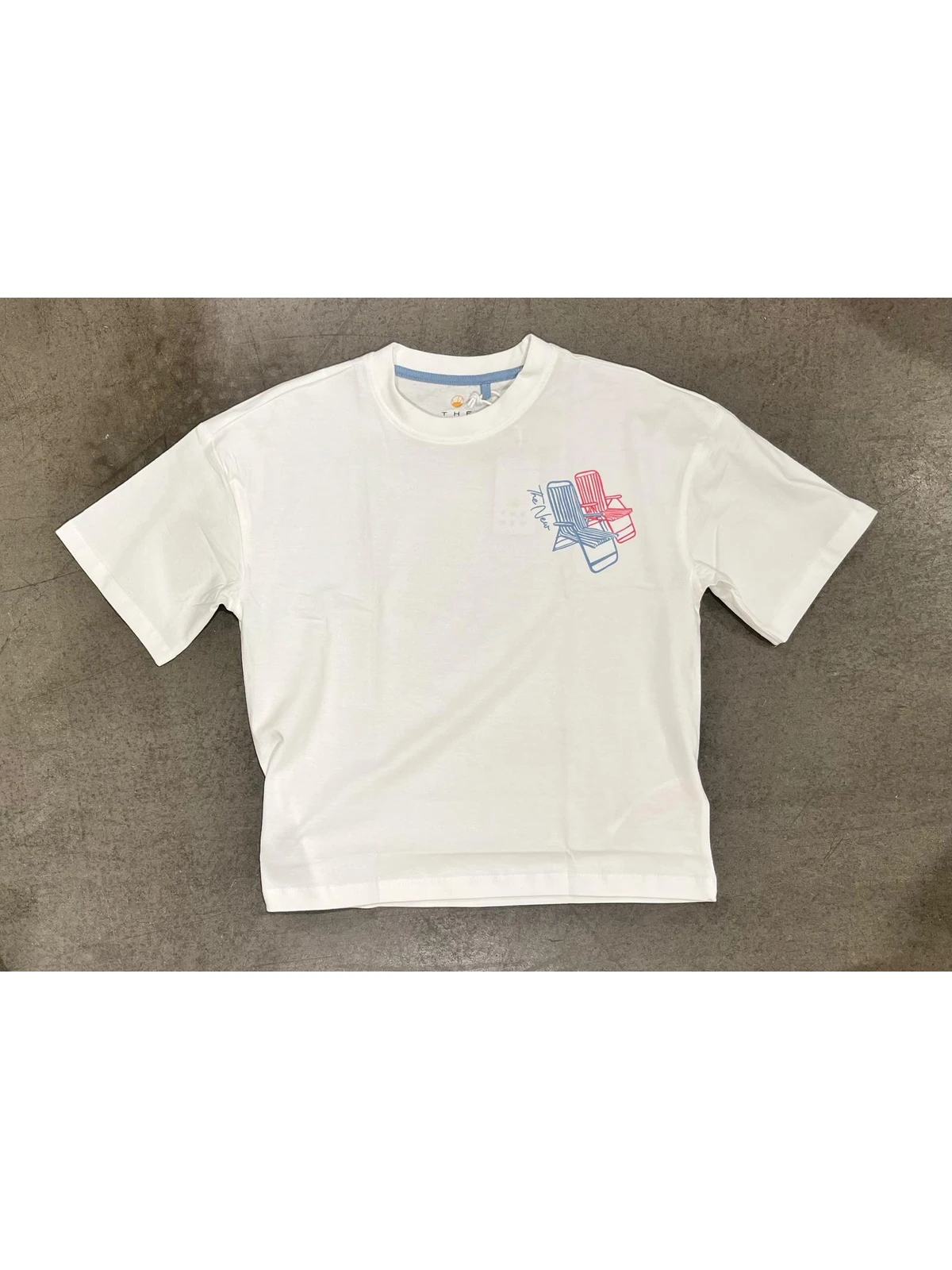 T-shirt plat gefotografeerd op studioachtergrond