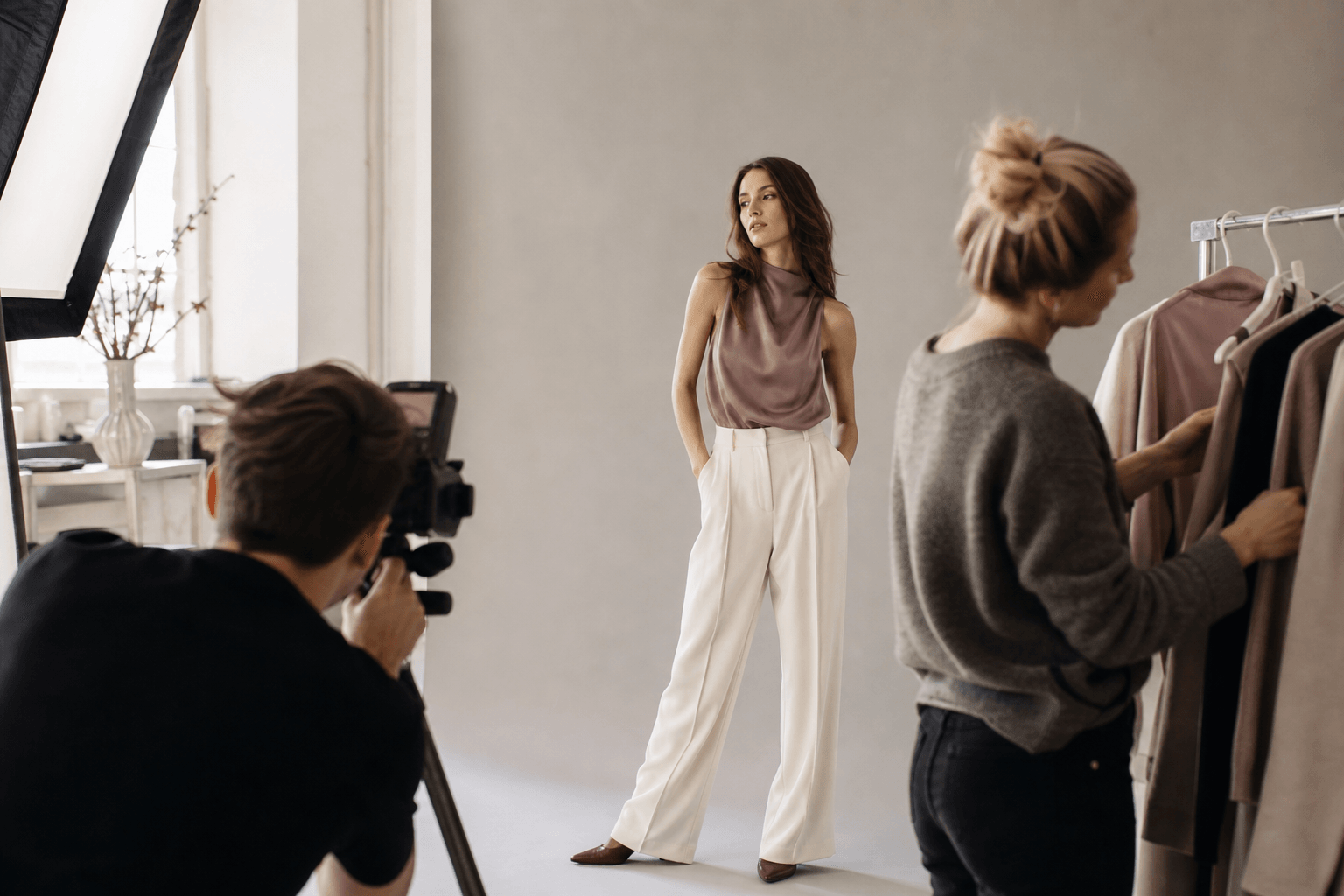 Modelfotografie in een lichte fashionstudio
